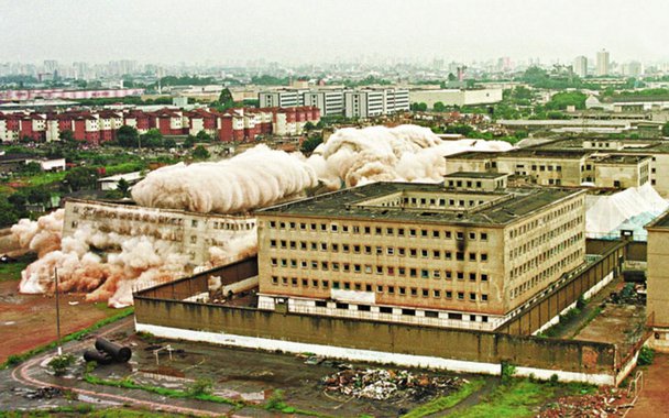 O maior massacre da história dos presídios brasileiros completa 25 anos nesta segunda-feira (2) sem nenhuma punição pelas mortes ocorridas na penitenciária do Carandiru, na zona norte da capital paulista, desativada em 2002; no Massacre do Carandiru, como ficou mais conhecido o episódio, 111 detentos foram mortos durante uma operação policial para reprimir uma rebelião no Pavilhão 9 do estabelecimento