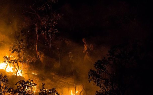 O Parque Nacional da Chapada dos Veadeiros, em Goiás, está fechado para visitação em decorrência de um incêndio que atinge a área; cerca de 70 pessoas, entre homens do Instituto Chico Mendes de Conservação da Biodiversidade (ICMBio) e do Ibama e voluntários, trabalham no combate às chamas. Também estão sendo utilizados dois aviões com tanques que lançam água sobre o local do incêndio