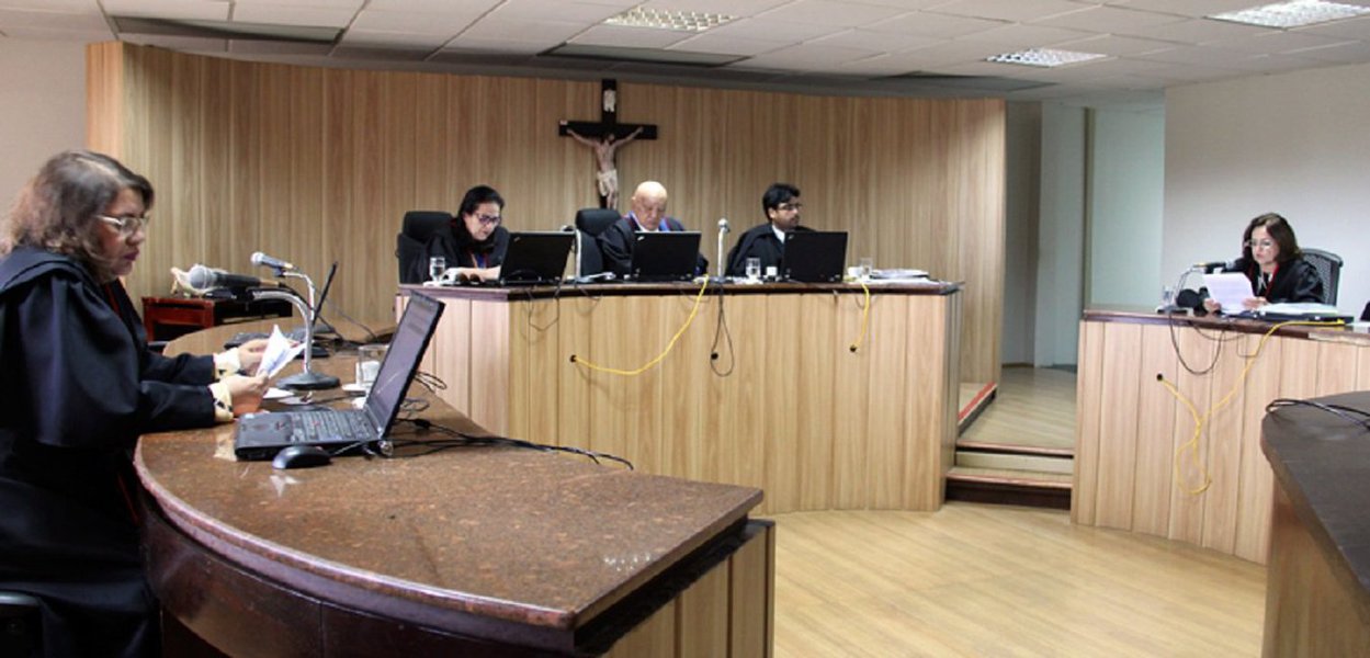 A 3ª Câmara de Direito Privado do Tribunal de Justiça do Ceará (TJCE) manteve decisão que obriga a Unimed Fortaleza a fornecer tratamento na modalidade home care (domiciliar) para um idoso. A desembargadora Lira Ramos de Oliveira, relatora do processo, seguiu "entendimento do Superior Tribunal de Justiça (STJ) no sentido de que é abusiva a cláusula contratual que exclui tratamento prescrito para garantir a saúde ou a vida do beneficiário"
 