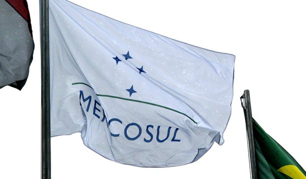 Apesar da crise cada vez mais intensa na Venezuela, o país não deve ser tema central da Cúpula do Mercosul, marcada para a próxima semana, na Argentina, mas o bloco caminha para acionar a cláusula democrática contra o governo venezuelano e uma decisão política deve ser tomada em dezembro, na cúpula que ocorrerá no Brasil