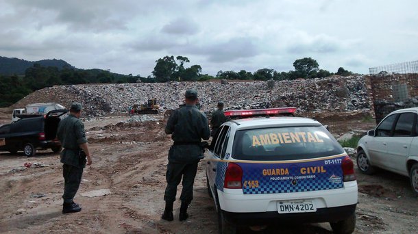 O Departamento de Limpeza Urbana de Guarulhos (SP) firmou recentemente um contrato de emergência com a Enob Engenharia Ambiental, que vai cuidar da operação e ampliação do aterro sanitário da cidade; no mercado, a Enob é conhecida por firmar contratos sem licitação com prefeituras paulistas e depois renová-los sucessivas vezes, com graves prejuízos para os cofres municipais; alguns municípios paulistas já tiveram problemas com o TCU por conta disso