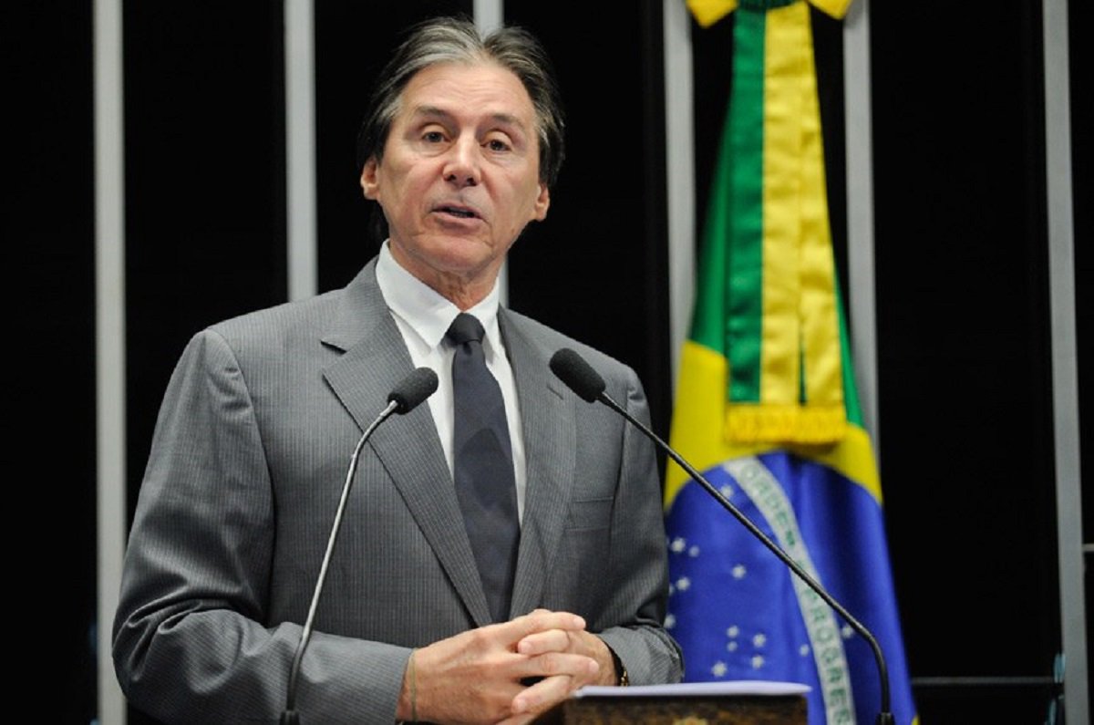 O presidente do Senado, Eunício Oliveira (PMDB-CE), deve assumir interinamente a presidência da Brasil, em substituição a Michel Temer que viaja à Europa para participar da reunião de cúpula do G 20. O presidente da Câmara, Rodrigo Maia (DEM-RJ), primeiro na linha sucessória, viajará para a Argentina, abrindo espaço para Eunício assumir, pela primeira vez, a Presidência da República