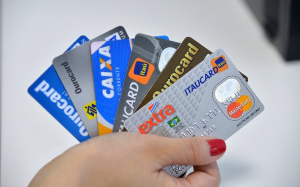 A taxa de juros do rotativo do cartão de crédito para quem paga o valor mínimo da fatura caiu em junho. A taxa chegou a 230,4% ao ano no mês passado, com redução de 28,1 pontos percentuais em relação a maio, de acordo com dados divulgados hoje (27) pelo Banco Central (BC)
