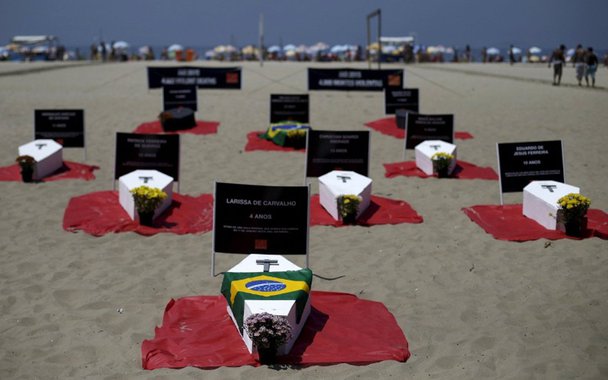 O turismo no estado do Rio de Janeiro perdeu R$ 320 milhões em receitas nos quatro primeiros meses deste ano, devido à criminalidade. O dado faz parte de um estudo divulgado pela Confederação Nacional do Comércio de Bens, Serviços e Turismo (CNC); de acordo com estimativa da CNC, para cada aumento de 10% na criminalidade, a receita bruta das empresas que compõem a atividade turística do estado recua, em média, 1,8%