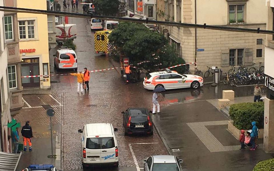 Homem armado com uma serra elétrica deixou ao menos cinco feridos, dois em estado grave, em uma pequena cidade suíça, que foi isolada enquanto a polícia procura pelo suspeito; polícia disse que o ataque "não foi um ato de terrorismo"; ataque aconteceu dentro de um prédio de escritórios em uma rua comercial no centro de Schaffhausen, uma cidade medieval com cerca de 36 mil habitantes na fronteira com a Alemanha