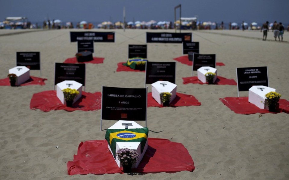 O turismo no estado do Rio de Janeiro perdeu R$ 320 milhões em receitas nos quatro primeiros meses deste ano, devido à criminalidade. O dado faz parte de um estudo divulgado pela Confederação Nacional do Comércio de Bens, Serviços e Turismo (CNC); de acordo com estimativa da CNC, para cada aumento de 10% na criminalidade, a receita bruta das empresas que compõem a atividade turística do estado recua, em média, 1,8%