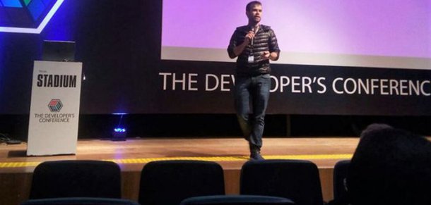 Se você esperava que em um ranking das fintechs mais promissoras do mundo estivessem apenas empresas nascentes, criadas por jovens empreendedores, está enganado; a exceção ficou por conta de uma corretora com 49 anos de idade: a Easynvest; atualmente com mais de 200 mil usuários ativos e mais de R$ 12 bilhões de ativos sob custódia, a empresa conseguiu se reinventar e crescer com a tecnologia; em 2015, o número de clientes era de 45 mil; ano passado, a corretora teve uma receita três vezes maior do que no ano anterior; em 2017, ela entrou no ranking CB Insights, das 250 fintechs mais inovadoras do mundo, junto de empresas como Nubank e Creditas