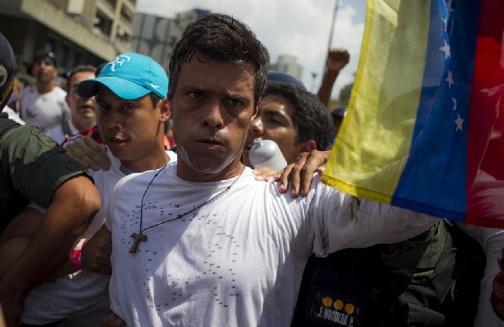 O líder da oposição venezuelana Leopoldo López passou para a prisão domiciliar e foi recebido por sua família neste sábado após três anos encarcerado por protestar contra o governo; o retorno de López a sua casa em Caracas ocorre em um momento em que a Venezuela se encontra novamente convulsionada por manifestações contra o presidente socialista Nicolás Maduro, lutando com uma crise econômica e censura global por superar os poderes do congresso liderado pela oposição