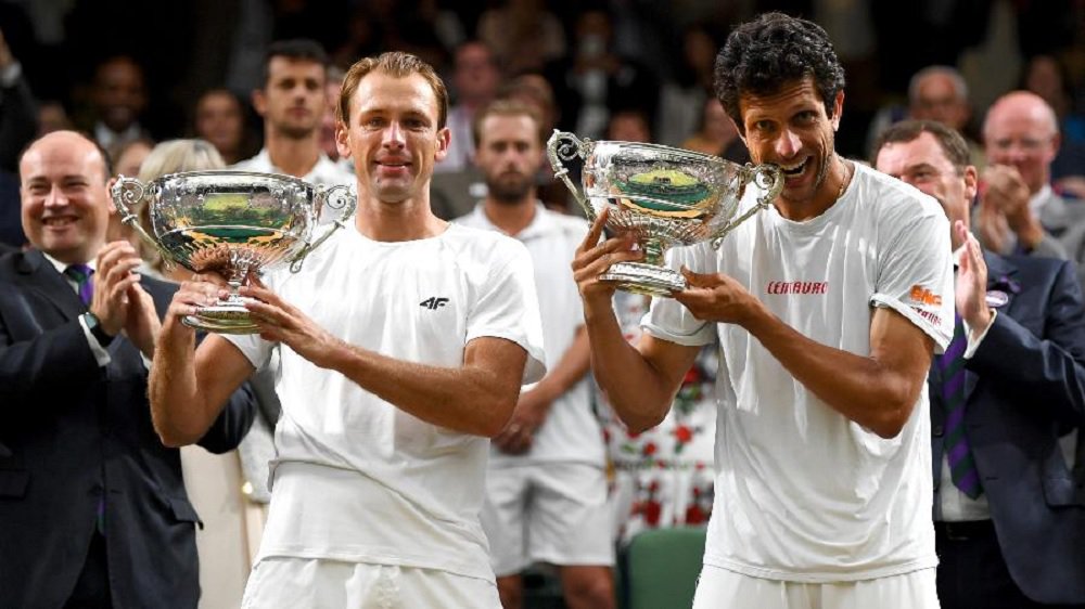O brasileiro Marcelo Melo conquistou neste sábado o título do torneio de duplas do torneio masculino de Wimbledon em parceria com o Lukasz Kubot, da Polônia, ao derrotar Oliver Marach, da Áustria e, Mate Pavic, da Croácia; Melo e Kubot venceram a final por 5/7, 7/5, 7/6, 3/6 e 13/11, numa partida com duração de 4 horas e 40 minutos; o Brasil não conquistava um título em Wimbledon desde a vitória de Maria Esther Bueno, campeã pela última vez em 1966