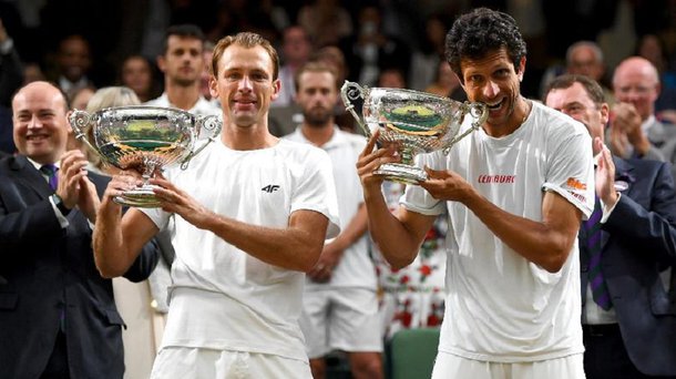 O brasileiro Marcelo Melo conquistou neste sábado o título do torneio de duplas do torneio masculino de Wimbledon em parceria com o Lukasz Kubot, da Polônia, ao derrotar Oliver Marach, da Áustria e, Mate Pavic, da Croácia; Melo e Kubot venceram a final por 5/7, 7/5, 7/6, 3/6 e 13/11, numa partida com duração de 4 horas e 40 minutos; o Brasil não conquistava um título em Wimbledon desde a vitória de Maria Esther Bueno, campeã pela última vez em 1966