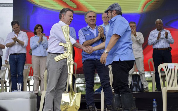 As Forças Armadas Revolucionárias da Colômbia (Farc) anunciaram nesta segunda-feira que se transformarão em partido político a partir do próximo dia 1º de setembro, segundo uma determinação tomada pelo Plenário do Estado Maior do grupo, reunido em Bogotá; "Em 1º de setembro estaremos lançando publicamente o novo movimento politico", disse o guerrilheiro de codinome Carlos Antonio Lozada, membro do Estado Maior das Farc, em uma coletiva de imprensa