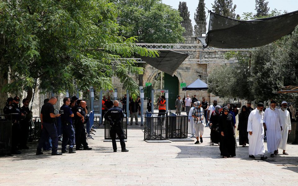 Principais instituições muçulmanas nos territórios palestinos pediram aos fiéis para continuar com os protestos nas proximidades da Esplanada das Mesquitas, apesar da retirada pelo governo de Israel dos polêmicos detectores de metal do local e até que sejam esclarecidos os controles que serão colocados em substituição; Israel retirou nesta madrugada os arcos metálicos, mas anunciou que os aparelhos serão substituídos por "câmaras inteligentes" que controlariam o acesso e evitariam a entrada de pessoas armadas