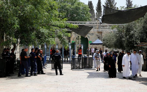 Principais instituições muçulmanas nos territórios palestinos pediram aos fiéis para continuar com os protestos nas proximidades da Esplanada das Mesquitas, apesar da retirada pelo governo de Israel dos polêmicos detectores de metal do local e até que sejam esclarecidos os controles que serão colocados em substituição; Israel retirou nesta madrugada os arcos metálicos, mas anunciou que os aparelhos serão substituídos por "câmaras inteligentes" que controlariam o acesso e evitariam a entrada de pessoas armadas