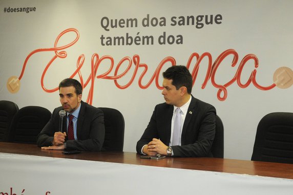 O secretário de Saúde, Humberto Fonseca, informou o fim da fila de espera da mamografia na rede pública do Distrito Federal; em outubro do ano passado, quando apenas um mamógrafo estava em funcionamento, 11 mil mulheres aguardavam para fazer o exame; atualmente, 11 dos 14 aparelhos da Secretaria de Saúde estão sendo usados; a capacidade de atendimento é de pelo menos 5,4 mil, mas, por falta de procura, cerca de 2 mil mulheres fazem o exame mensalmente; o executivo afirma que busca incentivar as mulheres entre 49 e 71 anos a procurar a unidade de saúde mais próxima