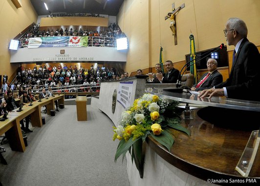 O prefeito Edvaldo Nogueira participou da sessão solene, promovida pela Assembleia Legislativa, em homenagem aos 40 anos de fundação da Igreja Universal do Reino de Deus; ao lado de líderes da instituição religiosa, como o deputado federal Jony Marcos, o vereador Carlito Alves e o ex-prefeito Heleno Silva, o gestor municipal destacou o papel da igreja na sociedade; “Estou movido por uma grande alegria, tanto como prefeito quanto como cidadão que reconhece o trabalho da Igreja Universal do Reino do Deus na nossa cidade, no Estado e no País. Reconheço o valor desta instituição e a capacidade dos seus líderes e fiéis em tocar um projeto tão grandioso”, afirmou o prefeito