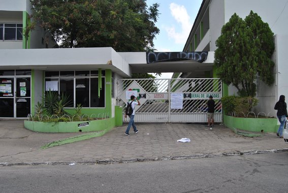 Um processo administrativo movido pela direção do Instituto Federal de Alagoas (Ifal) no campus Satuba pode resultar na demissão de quatro servidores ligados ao sindicato da categoria; eles são acusados de "desobediência grave em serviço", durante uma greve ocorrida em 2014; indiciamento é resultado do trabalho de três comissões, que avaliaram provas e ouviram os envolvidos; durante a mobilização, os servidores ocuparam um espaço público, apesar de haver um interdito proibitório