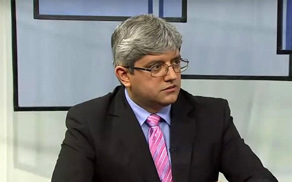 O jurista brasileiro Luiz Moreira, que foi um dos 47 observadores internacionais que acompanharam a eleição constituinte realizada no dia 30 de julho na Venezuela, destaca que a constituição do país sul-americano prevê que o presidente da República possa convocar, via eleições, o poder constituinte e, portanto, não há que falar em fraude nem em ilegitimidade do processo; "Na Constituição da Venezuela há expressão previsão que permite ao Presidente da República convocar, via eleições, o poder constituinte. Nesse caso, a reação é grotesca, pois os críticos do processo pregam justamente a preservação da Constituição de Hugo Chavez e o contorno à soberania popular", diz