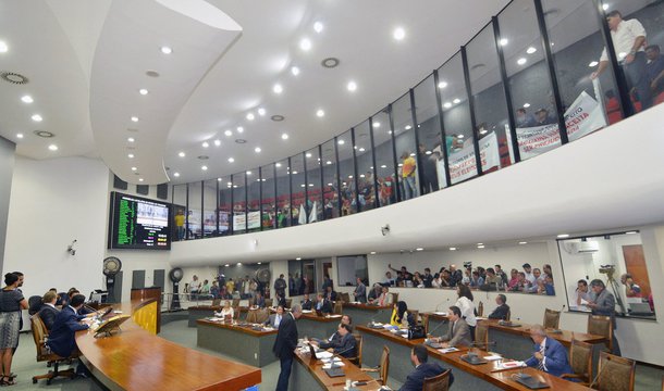 Além da operação de R$ 453 milhões para projetos diversos no estado, os deputados estaduais autorizaram o governo do Estado a contrair um empréstimo de R$ 130 milhões junto a Caixa Econômica para a construção da nova ponte sobre o Rio Tocantins, em Porto Nacional; a aprovação terá de passar pela sanção da União; a nova ponte terá 1.488 metros de extensão, sendo 1.088 de vão e 400 de aterro