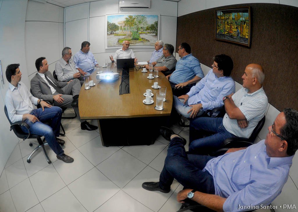 O prefeito Edvaldo Nogueira recebeu dirigentes da Associação Sergipana de Empresários de Obras e Privadas (Aseopp), para apresentar o portfólio de obras da sua administração, com destaque para aquelas cujos recursos já estão assegurados; ele expôs os projetos das obras de infraestrutura e mobilidade urbana, que juntas representarão um investimento de quase R$ 400 milhões; “Mostrei aos empresários o plano das obras, que serão desencadeadas a partir do próximo ano. O investimento será de quase R$ 400 milhões, para melhorar a infraestrutura urbana, a mobilidade e trazer qualidade de vida para as pessoas"