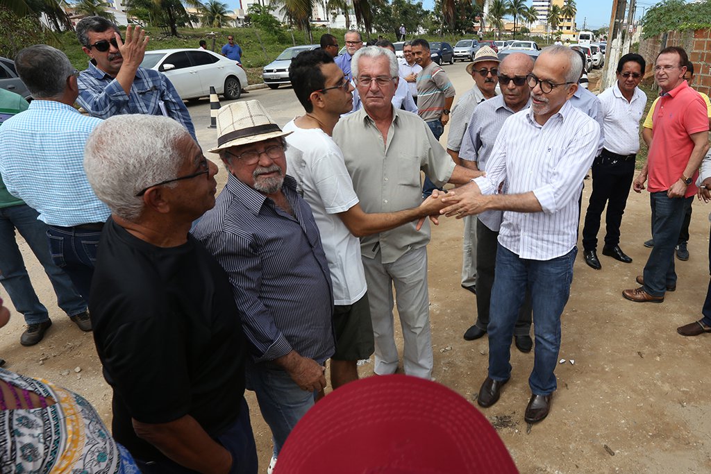 O prefeito Edvaldo Nogueira autorizou a retomada de mais uma obra em Aracaju; desta vez, serão concluídas as ações complementares da construção do canal Costa do Sol, nos bairros Aeroporto e Atalaia; o investimento é de R$ 761,7 mil; o projeto, cuja execução chegou a 90% ainda no mandato anterior de Edvaldo, foi completamente paralisado nos últimos quatro anos; agora, a administração municipal retomará a obra, que inclui a terraplanagem e pavimentação de algumas ruas e construção de área de passeio no entorno da lagoa de contenção do canal