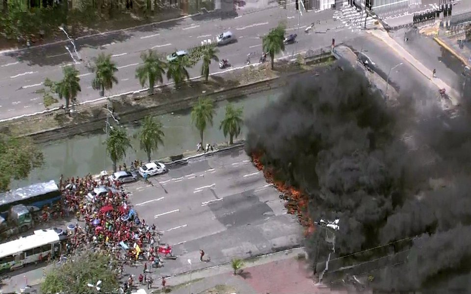 Uma série de protestos por moradia complicou o trânsito e acabou em confronto entre manifestantes e policiais do Batalhão de Choque no Recife; manifestantes, ligados ao Movimento dos Trabalhadores Sem Teto (MTST), promoveram bloqueios em diversos pontos da capital pernambucana; ao chegarem ao Palácio do Campo das Princesas, os manifestantes entraram em confronto com policiais militares que tentavam impedir o protesto; PM usou balas de borracha e bombas de efeito moral para dispersar a multidão
