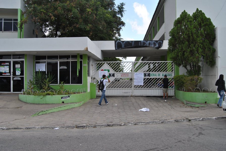 Um processo administrativo movido pela direção do Instituto Federal de Alagoas (Ifal) no campus Satuba pode resultar na demissão de quatro servidores ligados ao sindicato da categoria; eles são acusados de "desobediência grave em serviço", durante uma greve ocorrida em 2014; indiciamento é resultado do trabalho de três comissões, que avaliaram provas e ouviram os envolvidos; durante a mobilização, os servidores ocuparam um espaço público, apesar de haver um interdito proibitório