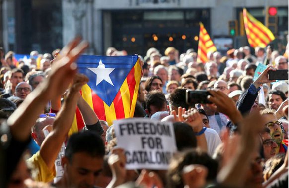  A polícia espanhola prendeu o secretário-geral do Ministério da Economia da Catalunha, nesta quarta-feira, durante sua primeira operação contra autoridades da região antes de um referendo de independência não autorizado pela Justiça da Espanha, disseram fontes do governo catalão; centenas de manifestantes se reuniram diante dos escritórios do Ministério da Economia catalão, no centro do distrito turístico de Barcelona, gritando “Não passarão” e “Nós votaremos”, disse uma testemunha da Reuters