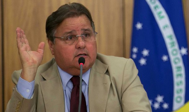 Réu por obstrução de justiça, o ex-ministro baiano Geddel Vieira Lima (PMDB) se recusou a ajudar a Polícia Federal no acesso ao conteúdo de um dos seus celulares apreendidos; interrogado pelos agentes federais, Geddel foi informado de que as duas senhas fornecidas por ele para desbloquear o equipamento não funcionaram; ele disse que estava com dificuldade de se recordar da Senha porque costumava usar a digital para destravar o aparelho; a PF pediu a ele que usasse a digital, mas o auxiliar de Michel Temer se recusou