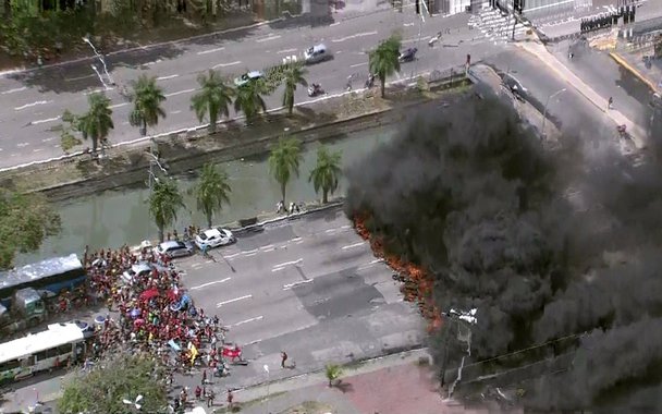 Uma série de protestos por moradia complicou o trânsito e acabou em confronto entre manifestantes e policiais do Batalhão de Choque no Recife; manifestantes, ligados ao Movimento dos Trabalhadores Sem Teto (MTST), promoveram bloqueios em diversos pontos da capital pernambucana; ao chegarem ao Palácio do Campo das Princesas, os manifestantes entraram em confronto com policiais militares que tentavam impedir o protesto; PM usou balas de borracha e bombas de efeito moral para dispersar a multidão