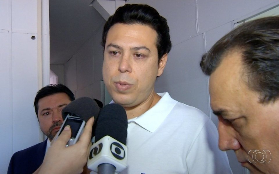 O advogado Paulo Roberto Silva, que defende o empresário Duda Pereira, afirmou que o seu cliente corre risco de morte no corre risco de morte estando preso na Casa de Prisão Provisória (CPP) de Porto Nacional com outros detentos; “O local não atende os requisitos especiais da prisão especial a que tem direito e nós entramos agora com pedido de liberdade, ou então aplicação das medidas cautelares e vamos aguardar que o juiz decida sobre esta liberdade”, disse