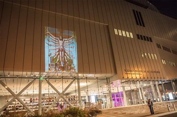 A pressão do Movimento Brasil Livre (MBL) e de grupos de direita que culminou no fechamento da exposição "Queermuseu" em Porto Alegre (RS), no início do mês, começa a gerar o efeito contrário; com a polêmica, a mostra que reúne obras tratando da questão de gênero e sexualidade ganhou repercussão mundial e, graças à iniciativa de Cibele Vieira, uma das artistas da exposição, várias das obras censuradas foram parar em Nova Iorque; no sábado (23), em um evento batizado de NY Loves Queermuseu, dezenas de obras da exposição foram projetadas na fachada do New Museum, do Whitney Museum of American Art e do Bushwick Museum 