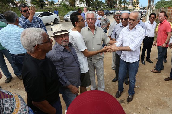 O prefeito Edvaldo Nogueira autorizou a retomada de mais uma obra em Aracaju; desta vez, serão concluídas as ações complementares da construção do canal Costa do Sol, nos bairros Aeroporto e Atalaia; o investimento é de R$ 761,7 mil; o projeto, cuja execução chegou a 90% ainda no mandato anterior de Edvaldo, foi completamente paralisado nos últimos quatro anos; agora, a administração municipal retomará a obra, que inclui a terraplanagem e pavimentação de algumas ruas e construção de área de passeio no entorno da lagoa de contenção do canal
