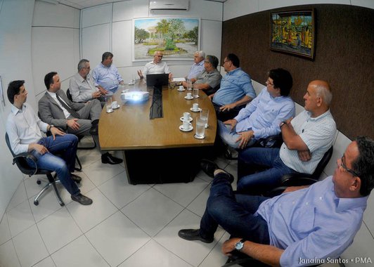 O prefeito Edvaldo Nogueira recebeu dirigentes da Associação Sergipana de Empresários de Obras e Privadas (Aseopp), para apresentar o portfólio de obras da sua administração, com destaque para aquelas cujos recursos já estão assegurados; ele expôs os projetos das obras de infraestrutura e mobilidade urbana, que juntas representarão um investimento de quase R$ 400 milhões; “Mostrei aos empresários o plano das obras, que serão desencadeadas a partir do próximo ano. O investimento será de quase R$ 400 milhões, para melhorar a infraestrutura urbana, a mobilidade e trazer qualidade de vida para as pessoas"
