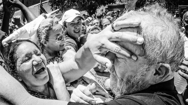 O ex-presidente Lula desembarca em Alagoas no dia 20 de agosto para cumprir uma agenda de visitas durante dois dias; a chamada "Caravana da Cidadania", que percorrerá de ônibus várias cidades do Nordeste, vai começar na Bahia e seguir pelo restante dos estados da região; visita do ex-presidente servirá para ele se reunir com aliados e com a população para discutir o "desmonte das políticas públicas" do governo do golpista Michel Temer 