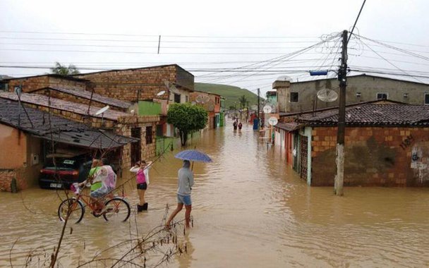 O Recife registrou nas últimas 24 horas o maior volume de chuvas do ano, com acúmulo de 100 milímetros; previsão é que as chuvas intensas continuem caindo ao longo desta sexta-feira (21), o que levou a Agência Pernambucana de Águas e Clima (Apac) a emitir um alerta à população sobre os riscos de alagamentos e de deslizamentos de barreiras; foram registrados alagamentos e diversos deslizamentos de barreiras em diversos pontos da Região Metropolitana e interior