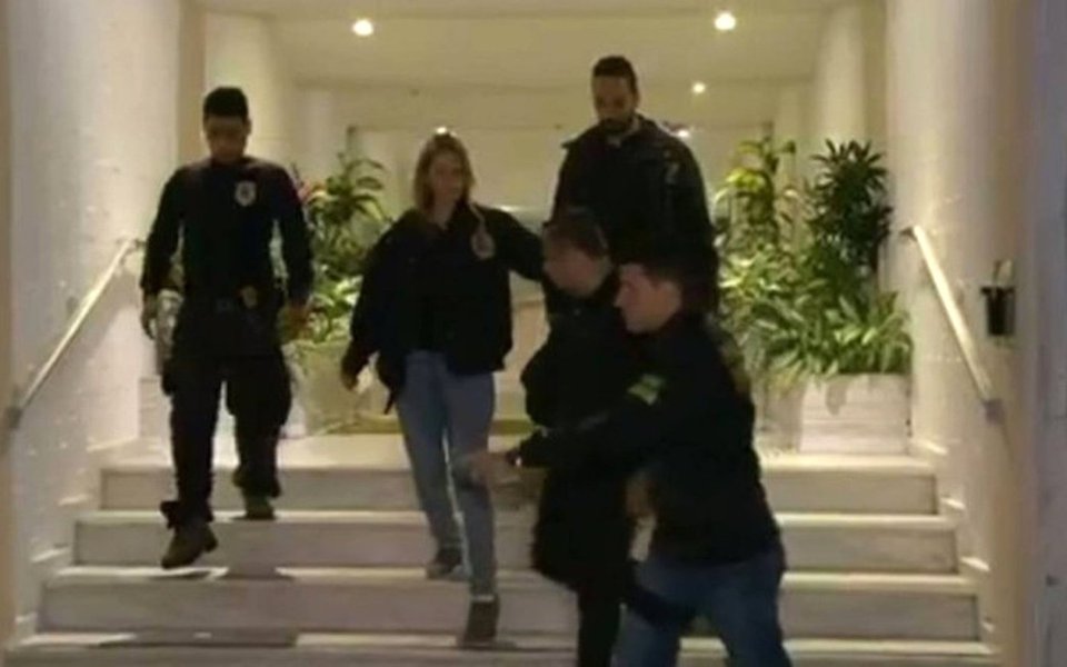 Agentes da Polícia Federal estão nas ruas do Rio de Janeiro para cumprir novos mandatos da operação Ponto Final, que investiga crimes relacionados ao transporte público no Estado; nesta quarta, a PF cumpre três mandados de condução coercitiva, que é quando a pessoa é levada para prestar depoimento; na segunda-feira (3), a ação foi desencadeada e resultou na prisão de 10 pessoas ligadas ao transporte público no estado; além delas, o empresário Jacob Barata Filho foi preso na noite de domingo (2) no aeroporto Internacional Galeão quando tentava embarcar para Portugal