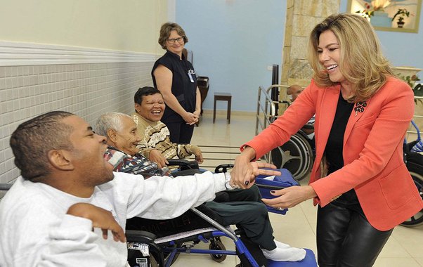 A Vila São José Bento Cottolengo, em Trindade, teve uma manhã diferente na quinta-feira; a unidade recebeu com música, em sua capela, a presidente de honra da Organização das Voluntárias de Goiás (OVG), Valéria Perillo; ela esteve na entidade acompanhada do diretor geral da OVG, o major Anderson Augusto Tavares de Souza, e do presidente da Agehab, Luiz Stival, para entregar R$ 80.000,00, de um convênio total de R$ R$ 440.000,00