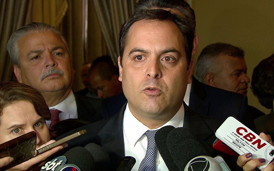 Com a popularidade em baixa e tentando colar os cacos de seu governo, já que aliados como o PSDB e DEM não apenas estão se afastando como estão avançando sobre suas bases eleitorais, além de enfrentar uma ameaça de debandada da ala liderada pelo senador Fernando Bezerra Coelho (PSB-PE) e seu filho, o ministro das Minas e Energia, Fernando Filho (PSB-PE), o governador de Pernambuco, Paulo Câmara (PSB), terá um cenário eleitoral conturbado em sua disputa pela reeleição; para complicar ainda mais, o PT, ex-aliado histórico dos socialistas, descarta uma reaproximação, o que deverá levar a complicações ainda maiores ao PSB em seu principal rincão eleitoral