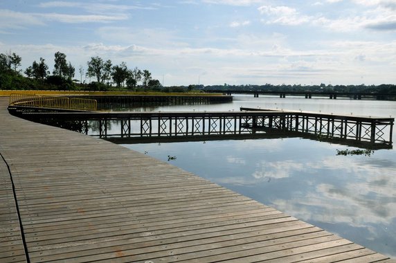 A Justiça do Distrito Federal negou o pedido liminar (urgente) para inderditar o Deck Sul, inaugurado em maio; de acordo com o juiz Carlos Frederico Maroja de Medeiros, da Vara de Meio Ambiente, o fechamento prejudicaria toda a população com acesso ao espaço, porque parques trazem benefícios à saúde, entre outros pontos; o Ministério Público havia entrado na Justiça contra a Novacap e o Instituto Brasília Ambiental (Ibram) citando a presença elevada da bactéria Vibrio cholerae, causadora da cólera, que traz riscos para quem entra em contato com a água da região, além de outros problemas