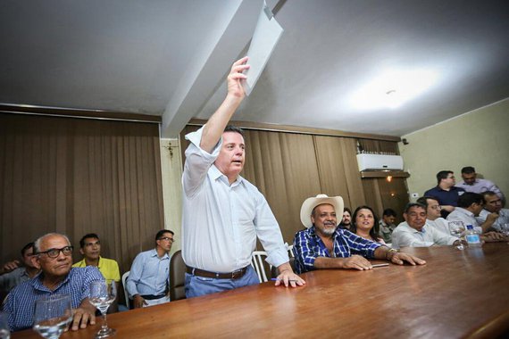 O governador Marconi Perillo assinou com o prefeito de Nova Glória, Carlinhos, convênio de R$ 1 milhão para pavimentação asfáltica; e para construção de 100 casas, com investimento de R$ 7,4 milhões; o chefe do executivo também inaugurou um campo de Futebol Society. Nova Glória foi a última cidade percorrida pela Caravana Goiás na Frente, que visitou sete municípios; “Nós estamos com o pé na estrada. Estamos madrugando, levando obras, convênios, ajuda aos prefeitos para enfrentar a crise”, afirmou Marconi
