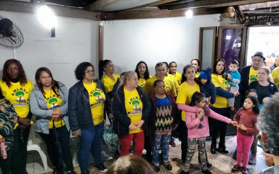 Cerca de 300 pessoas que vivem no Loteamento Romeu Samarani Ferreira, localizado na bairro Campo Novo, na zona sul de Porto Alegre, entraram na lista das ameaças de despejo na capital gaúcha; as 57 famílias que vivem na área sofreram um início de ação de reintegração de posse no dia 24 de novembro, que acabou sendo suspensa por uma liminar; agora, uma nova ação de reintegração está prestes a acontecer; comunidade tenta recorrer à Justiça