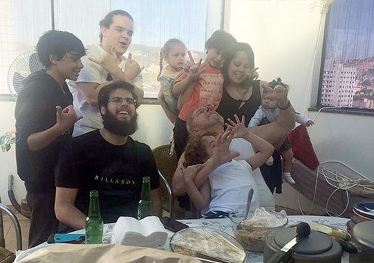Ex-presidente fez um churrasco com a família em São Bernardo do Campo (SP), onde mora, neste domingo 16; em foto reproduzida nas redes sociais, o petista aparece ao lado de netos e da bisneta brincando com um spinner, brinquedo da moda