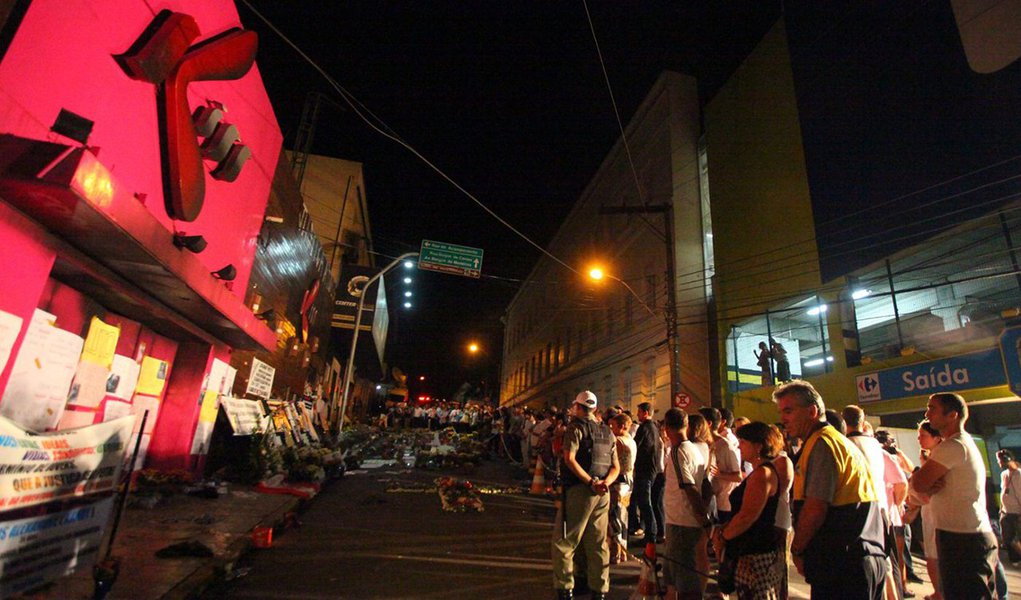 O pai de uma das vítimas do incêndio em 2013 na boate Kiss, em Santa Maria (RS), foi absolvido das acusações de calúnia e difamação; em artigo publicado no jornal Diário de Santa Maria, em abril de 2015, o réu afirmou que os promotores que cuidam do caso seriam coniventes com o prefeito da cidade, apesar dos indícios de irregularidades na concessão de autorizações para funcionamento do estabelecimento