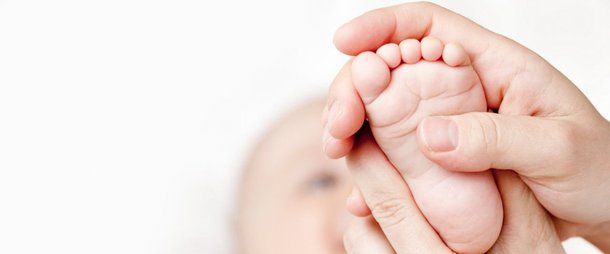 Com o objetivo de reduzir a mortalidade neonatal, em bebês de até 28 dias, o Ministério da Saúde lançou nesta segunda-feira um conjunto de ações denominado Estratégia Qualineo, em Salvador; a iniciativa foi lançada na capital baiana e será implantada inicialmente em dez estados prioritários, nos quais morrem mais de 11 bebês para cada 1 mil nascidos vivos: Amapá, Amazonas, Bahia, Ceará, Maranhão, Mato Grosso, Pará, Piauí, Roraima e Sergipe; segundo o levantamento do Ministério da Saúde, a Bahia tem a segunda maior taxa de mortalidade de recém-nascidos: são 13,7 para cada 1 mil nascidos vivos em 2014