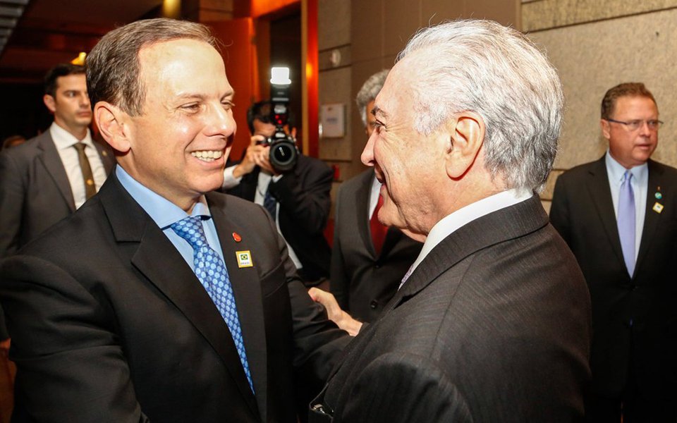 Rejeitado por mais de 90% dos brasileiros, denunciado por corrupção e prestes a ser denunciado por obstrução judicial, Michel Temer ainda tem um aliado no PSDB: o prefeito de São Paulo, João Doria; o tucano, que vem defendendo a permanência da legenda na base do governo, criticou nesta sexta-feira 7 a declaração feita pelo senador e presidente do partido, Tasso Jereissati (CE), de que o governo "Temer está beirando a ingovernabilidade"; "É claro que a crise aumentou, é obvio que a situação do governo Temer piorou nas últimas semanas. Isso é de uma evidência muito clara, mas é preciso ter cuidado e atenção na tomada de decisões", ressaltou Doria; ele diz crer que Tasso Jereissati não "possa tomar individualmente uma decisão dessa natureza"