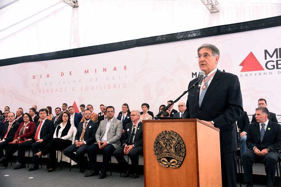 O governador Fernando Pimentel presidiu neste domingo em Mariana, Território Metropolitano, a solenidade de entrega da Medalha do Dia de Minas; ele defendeu que o Brasil, no quadro de crise atual, aprenda com o exemplo dado pelo município de Mariana, que conseguiu superar as dificuldades após o desastre ambiental de novembro de 2015; "Mariana nos dá o testemunho comovido dos mineiros que, enfrentando o desastre ambiental de 5 de novembro de 2015, souberam superar a tragédia e encontrar no drama das vítimas a força capaz de unir os marianenses e todos os irmãos mineiros em solidária luta pela recuperação das comunidades atingidas, do meio ambiente e da plenitude da vida social", afirmou Pimentel