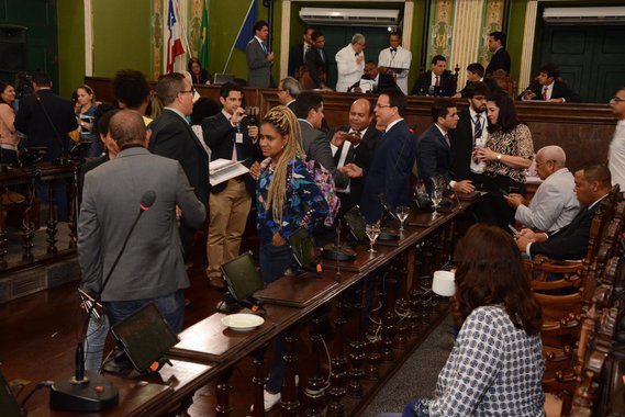 O pleito do próximo ano já movimenta os vereadores de Salvador que pretendem se candidatar a deputado (a) estadual ou federal; estimativa é de que pelo menos 15 dos 43 parlamentares devem se lançar à disputa; entre eles nomes considerados 'fortes' nos bastidores, como do presidente da Câmara, vereador Léo Prates (DEM), e seu antecessor, Paulo Câmara (PSDB); além deles, são especuladas ainda as candidaturas dos vereadores Alberto Braga; Cláudio Tinoco; Geraldo Junior; Alexandre Aleluia; Carlos Muniz; Cátia Rodrigues; Hiton Coelho; Lorena Brandão; Maurício Trindade; Orlando Palhinha; Suíca; Tiago Correia; Kiki Bispo e Sílvio Humberto