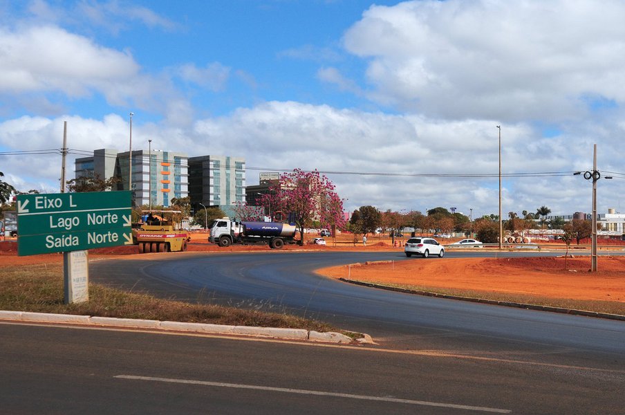 O governo do Distrito Federal informou que os acessos do Eixo L ao Eixão no fim da Asa Norte serão interditados a partir das 10h desta terça-feira (11), por causa das obras do Trevo de Triagem Norte; a obstrução na via deve durar de dois a três meses; no período, serão implementados os sistemas de drenagem de águas pluviais, além de novos acessos e pistas definitivas para o viaduto; o Trevo de Triagem Norte é composto por dez obras, entre pontes, viadutos e túneis; somadas às passagens previstas na Ligação Torto-Colorado — construção de uma pista marginal à DF-003 e de novos acessos aos condomínios —, serão 23 intervenções; as benfeitorias no Trevo de Triagem Norte e na Ligação Torto-Colorado vão custar R$ 207 milhões