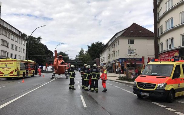 Uma pessoa morreu e várias ficaram feridas em um ataque com faca em um supermercado de Hamburgo; agressor foi detido pela polícia que busca um segundo suspeito de envolvimento na agressão