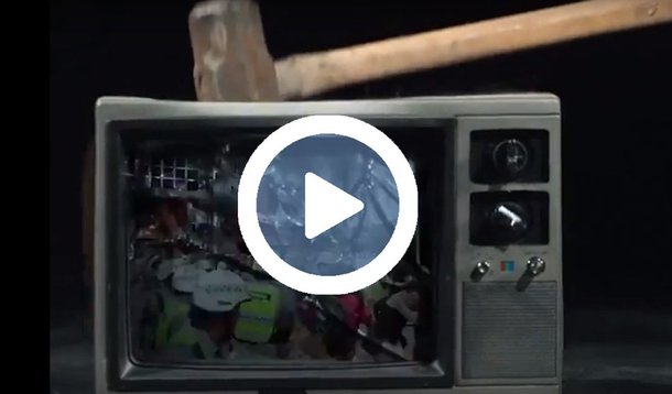 A banda brasiliense Phonopop, há quatro anos sem disco inédito, lança nova canção. Para ilustrar a música, um rock com guitarras rasgadas, batidas eletrônicas e loops hipnóticos, o clipe tem imagens históricas: da construção de Brasília à ditadura militar, passando pela queda de Dilma e os protestos contra Temer; assista ao clipe